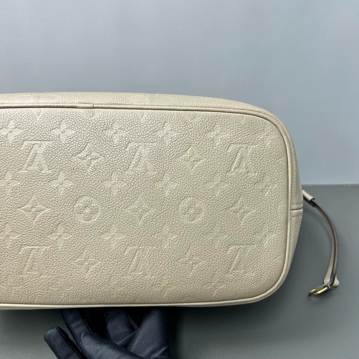 Louis Vuitton - Neverfull - Leather - Grey - (medium)
