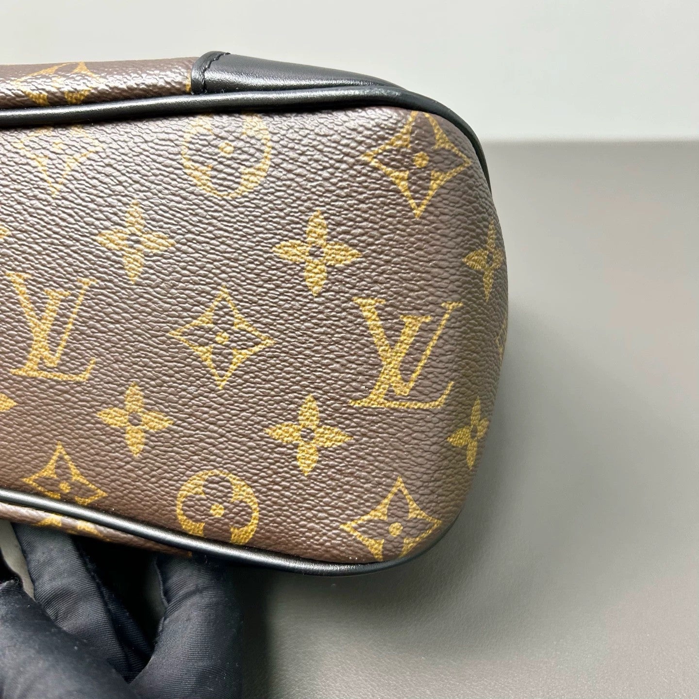 Louis Vuitton - Monogram Croissant Hobo Bag - Monogram coated canvas with black leather trim - Brown - (Small)