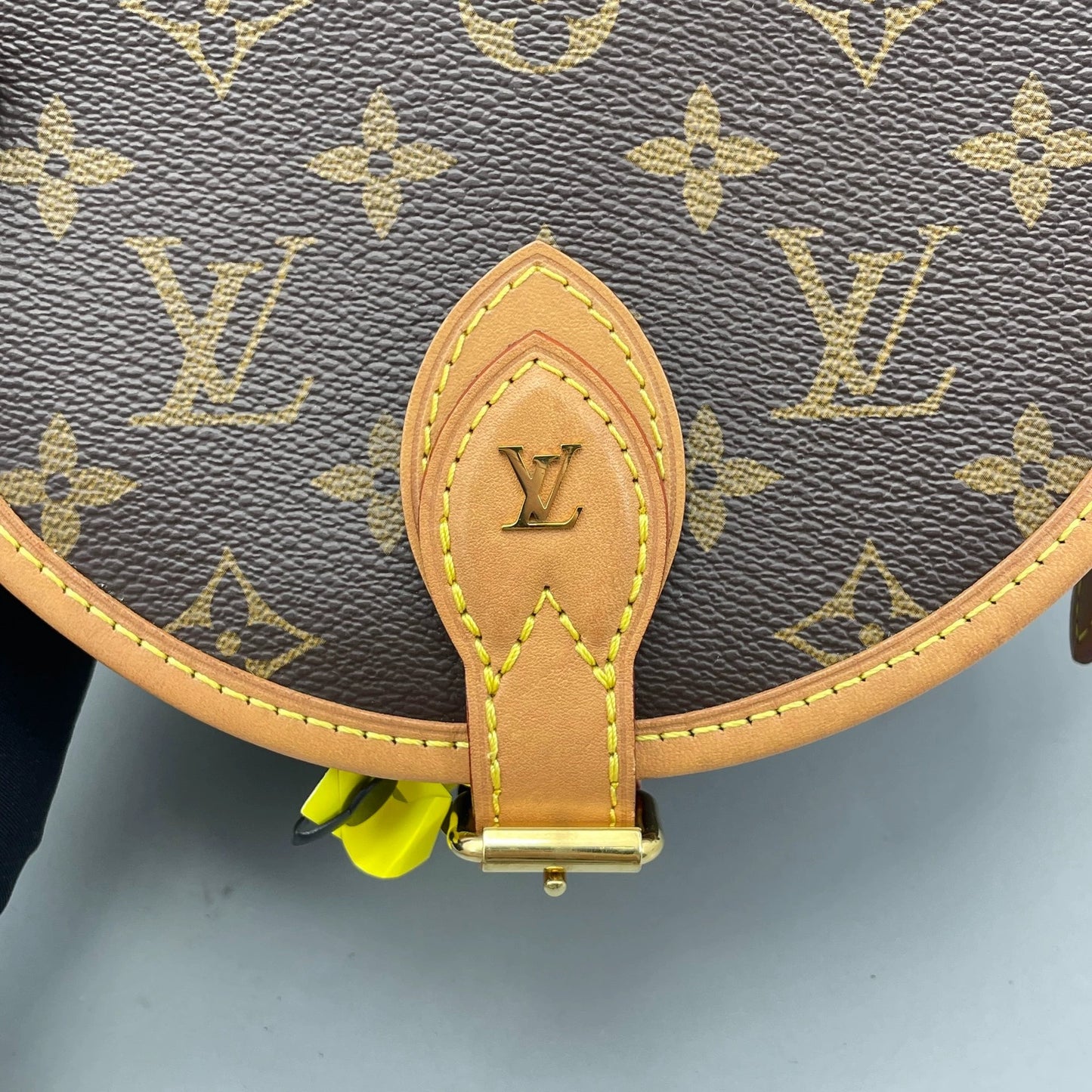 Louis Vuitton - Saddle Pouch Monogram - Monogram coated canvas with Vachetta leather trim - Brown - (small)