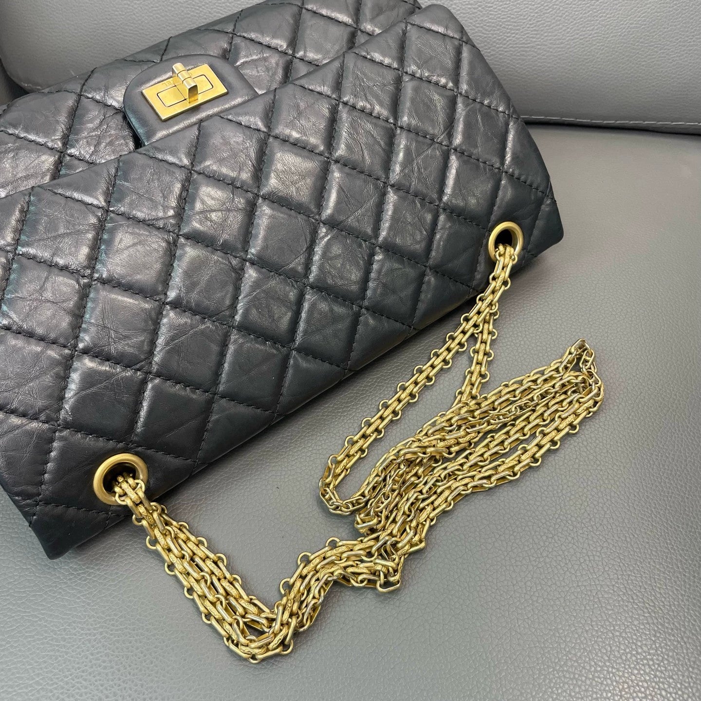 Chanel - 2.55 Reissue Flap Bag - Oiled wax cowhide leather - Black - (medium)