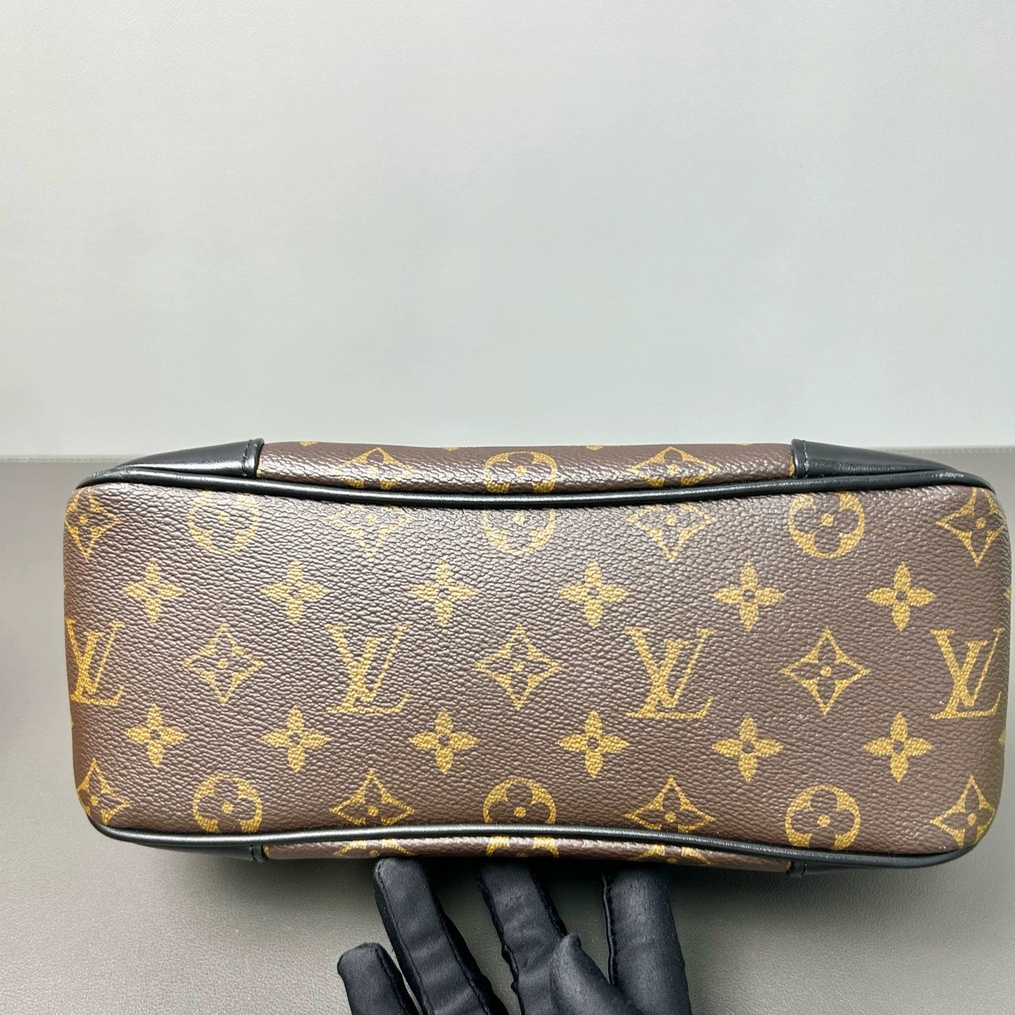 Louis Vuitton - Monogram Croissant Hobo Bag - Monogram coated canvas with black leather trim - Brown - (Small)