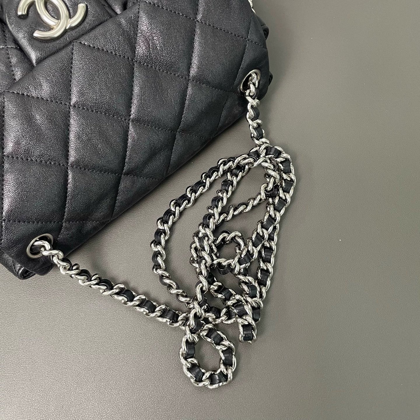 Chanel - Cloud Flap Bag - Lambskin leather - Black - (medium)