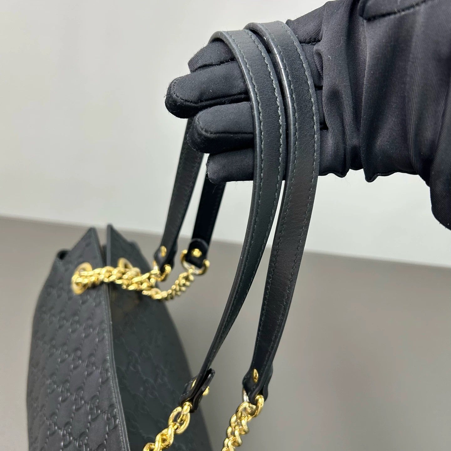 Gucci - GG Embossed Chain Shoulder Bag - Leather - Black - (Medium)