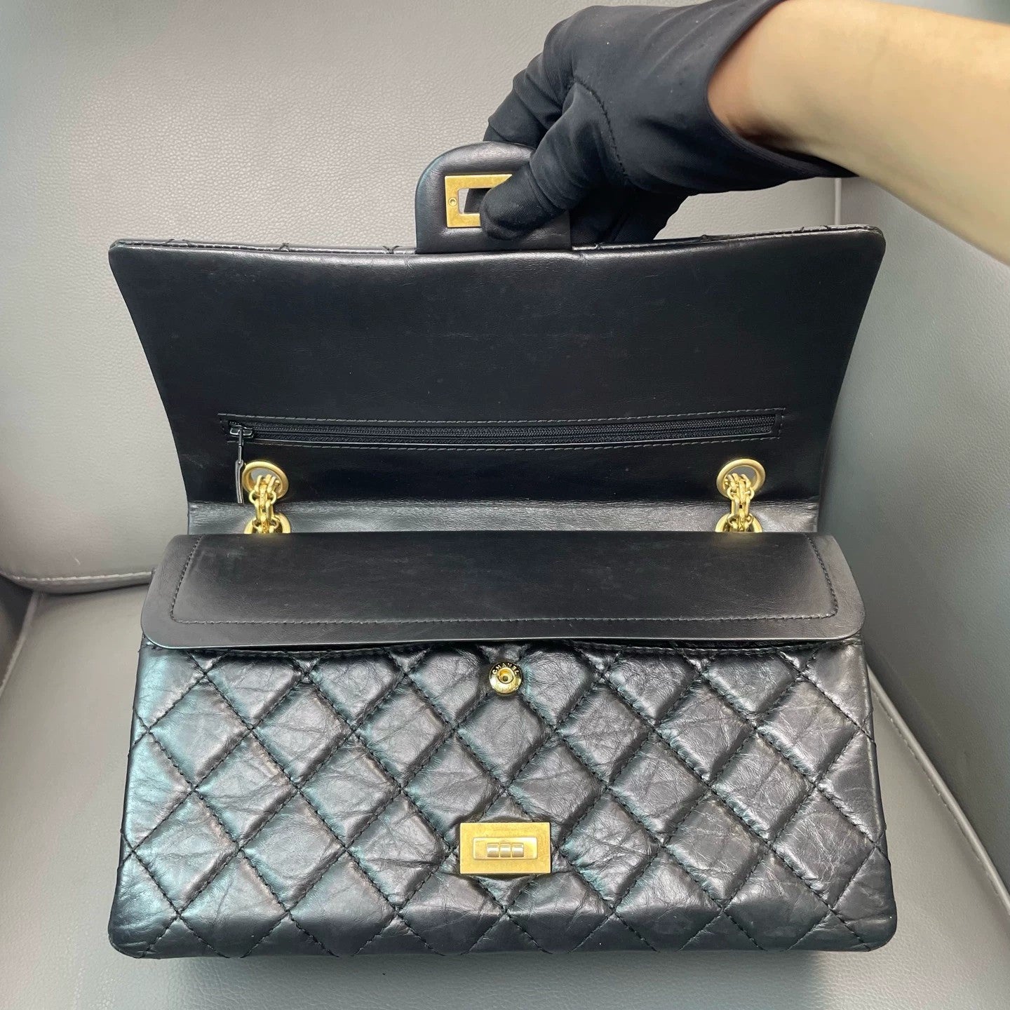 Chanel - 2.55 Reissue Flap Bag - Oiled wax cowhide leather - Black - (medium)