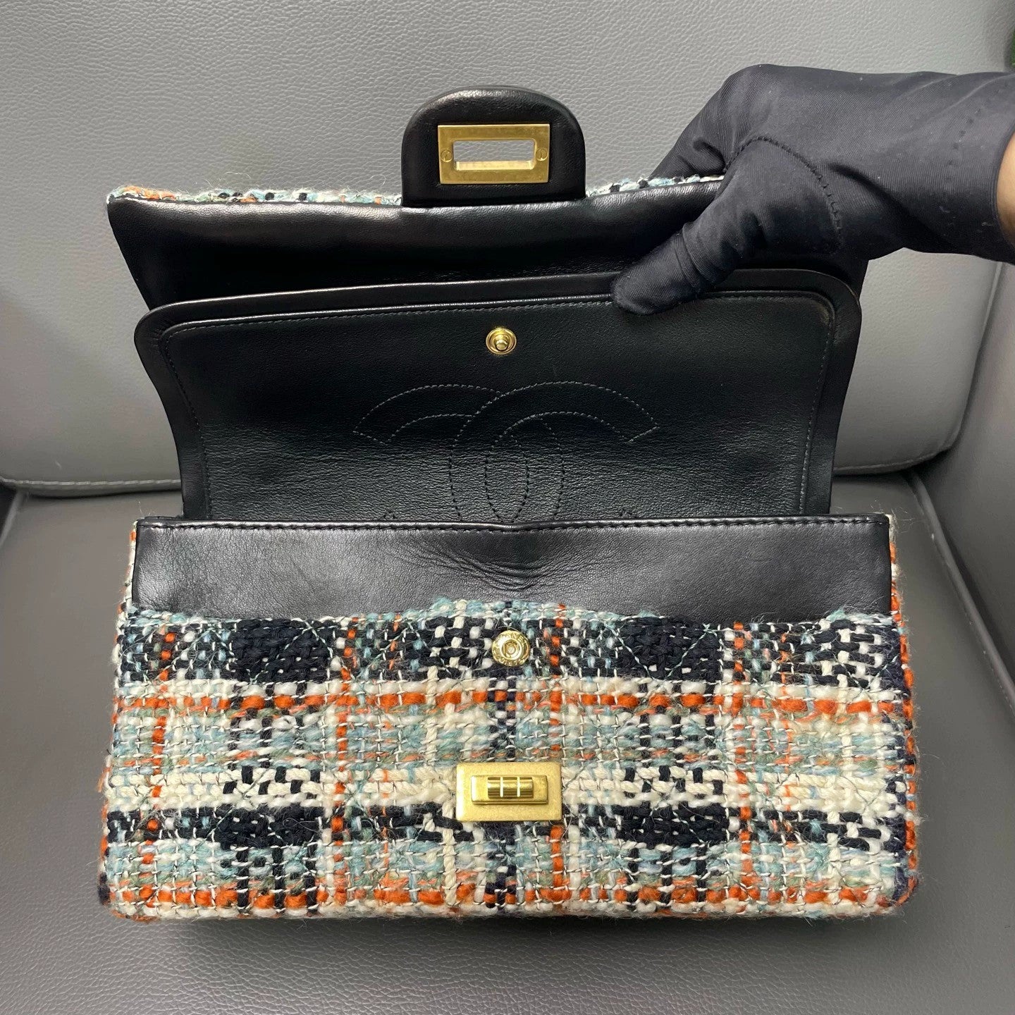 Chanel - Tweed Flap Bag (2.55 style) - Tweed and Leather - Multicolour with Gold-Tone Hardware - (Medium)