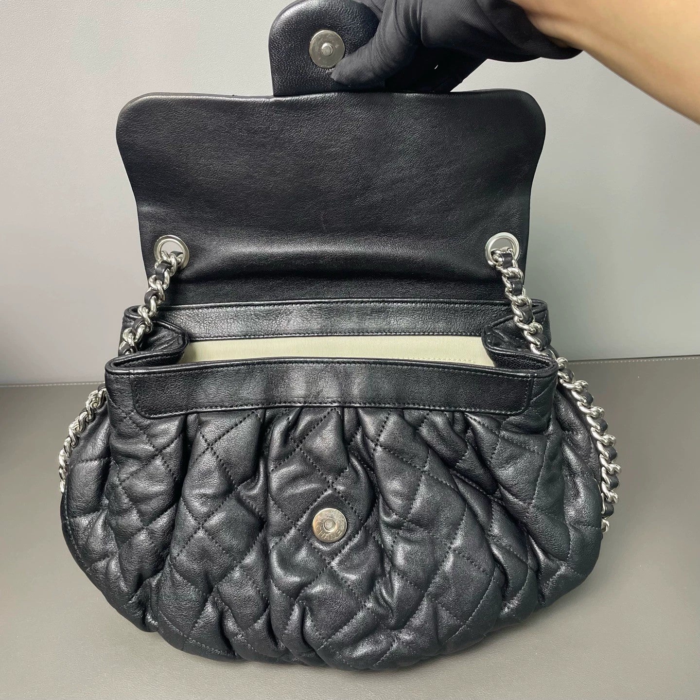 Chanel - Cloud Flap Bag - Lambskin leather - Black - (medium)