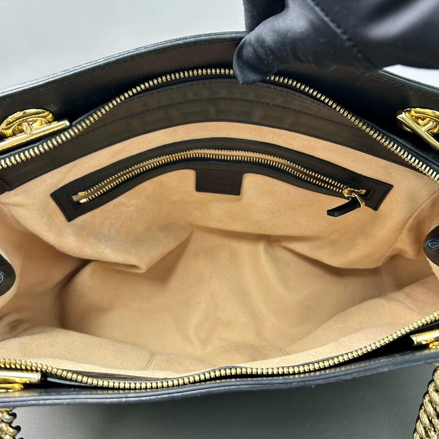 Gucci - GG Embossed Chain Shoulder Bag - Leather - Black - (Medium)