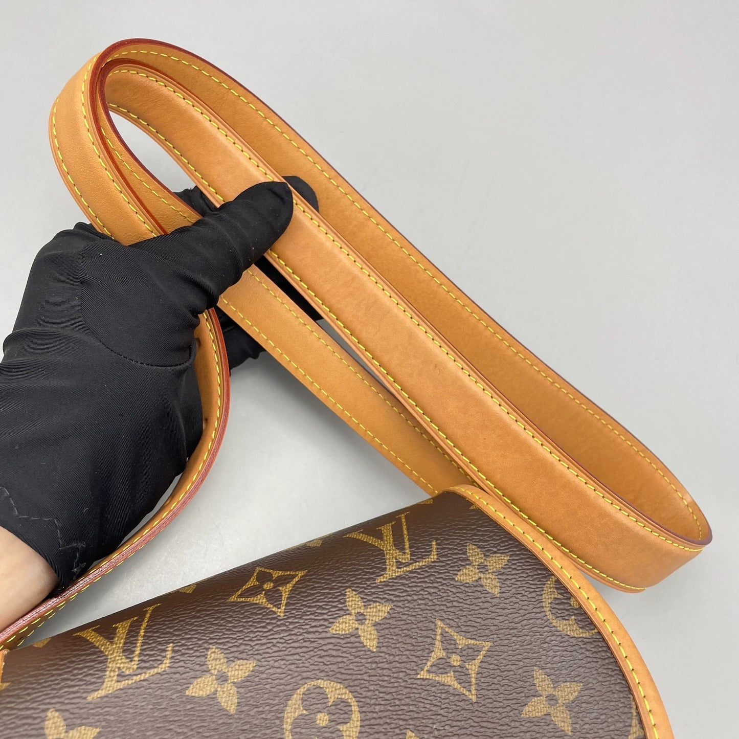 Louis Vuitton - Saddle Pouch Monogram - Monogram coated canvas with Vachetta leather trim - Brown - (small)