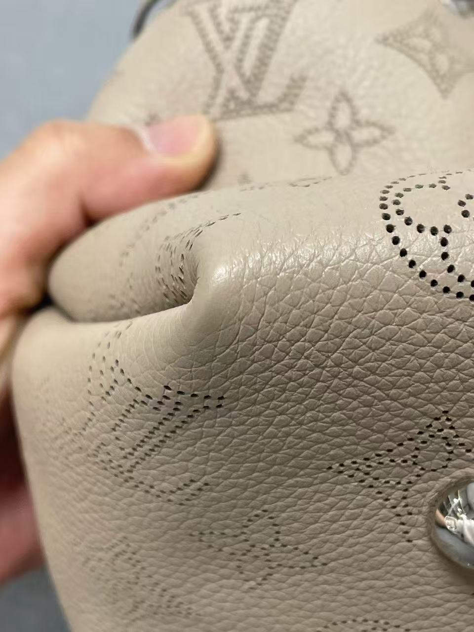 Louis Vuitton - Bella Bucket Bag - Mahina leather - Grey - (small)