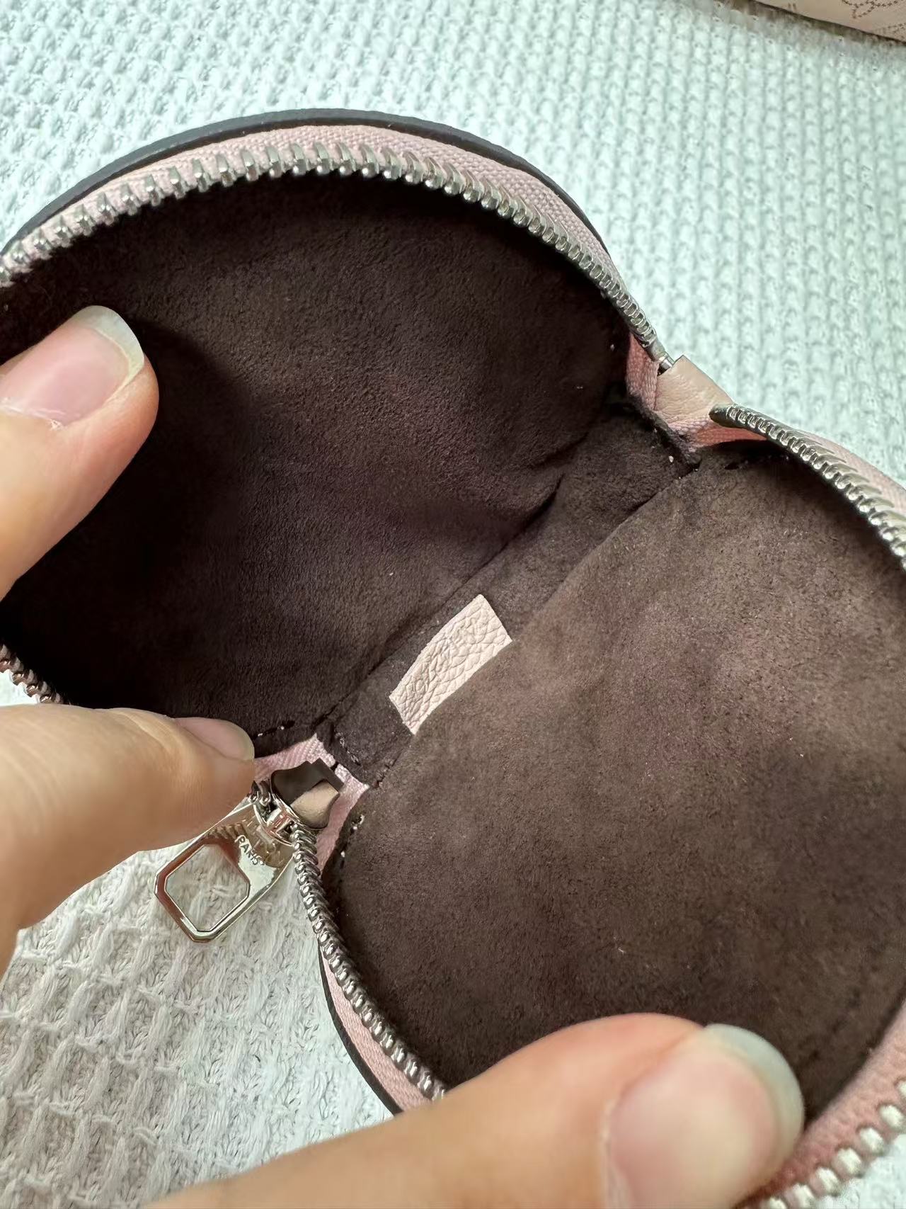 Louis Vuitton - Bella Bucket Bag - Perforated Mahina calfskin leather - Pink - (small)
