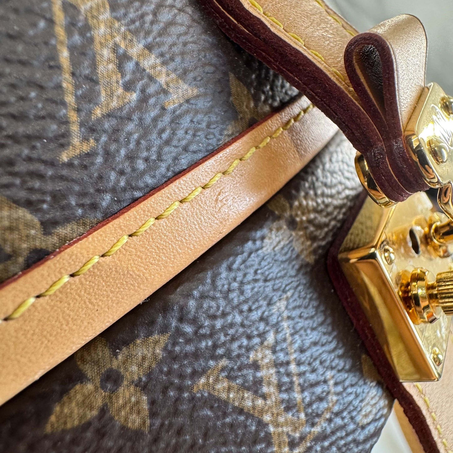 Louis Vuitton - Boite Chapeau - Monogram coated canvas with Vachetta leather trim - Brown with Natural leather and Gold-tone hardware - (Mini)