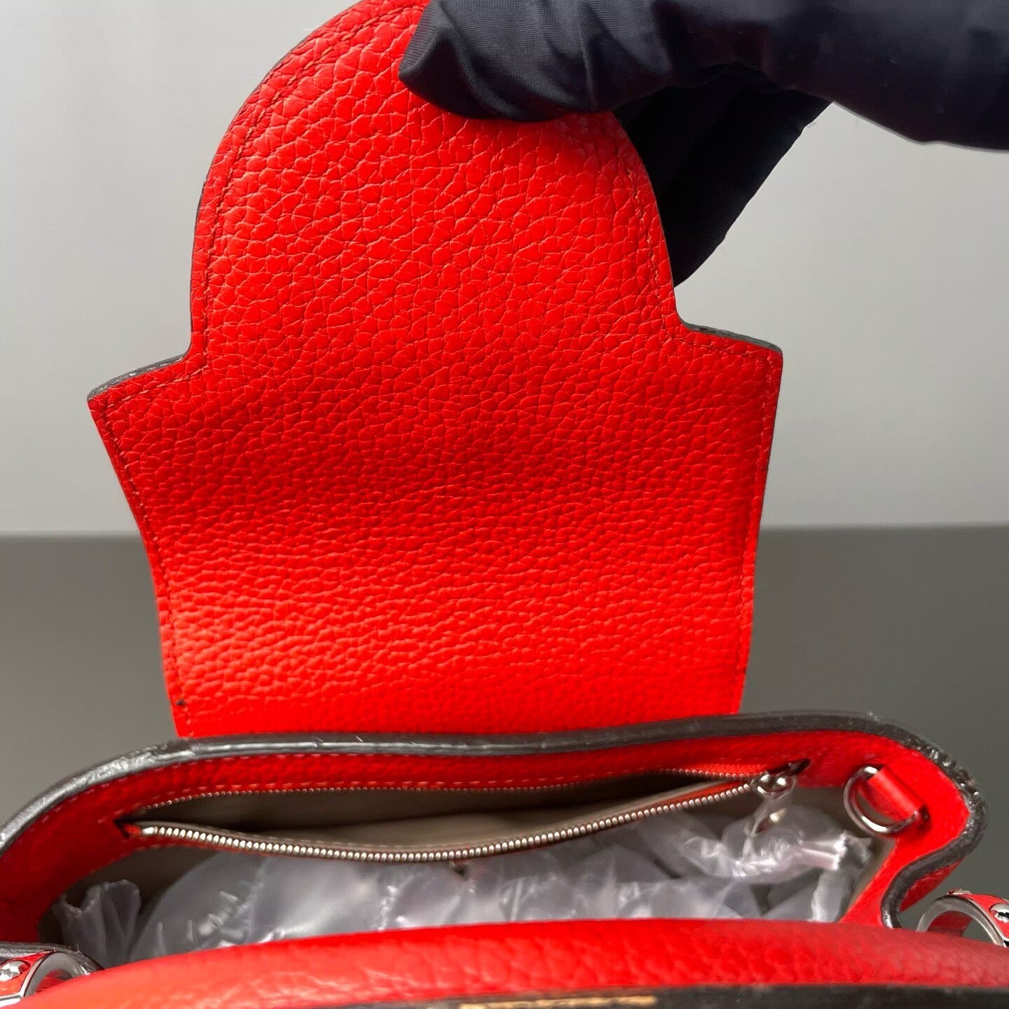 Louis Vuitton - Capucines BB - Grained cowhide leather - Red with Silver-Tone Hardware - (Small)