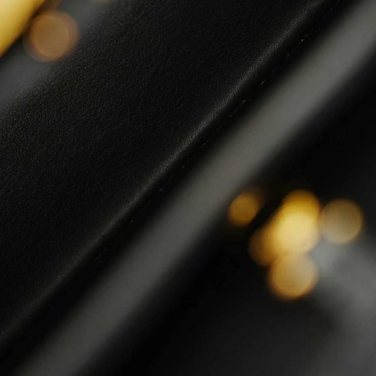 Louis Vuitton - Capucines - Leather - Black - (medium)