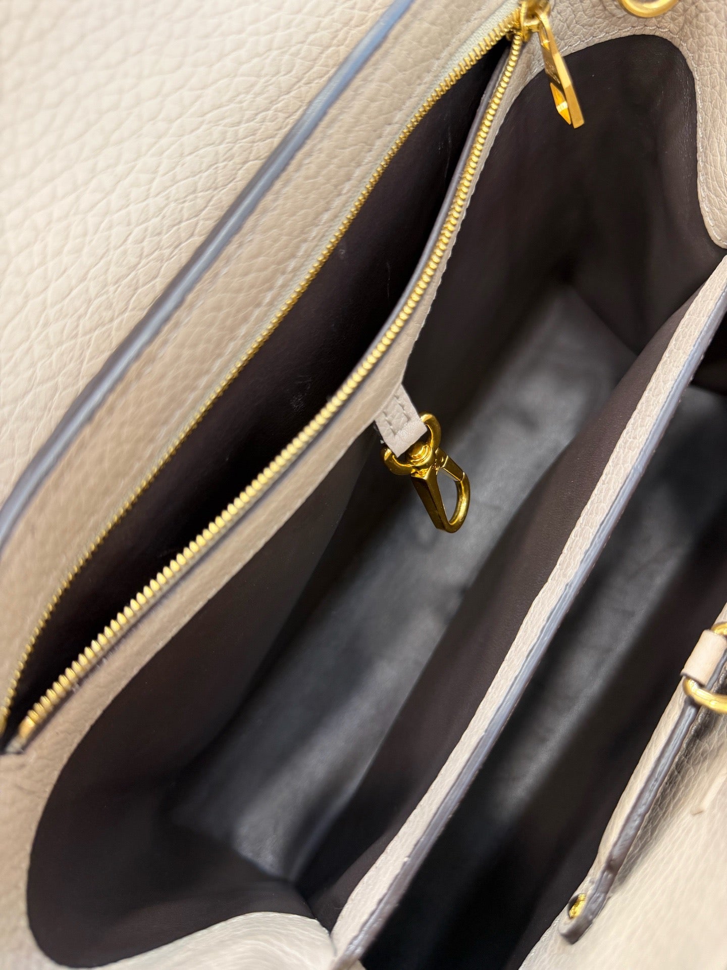 Louis Vuitton - Capucines - Leather - Grey - (Medium)