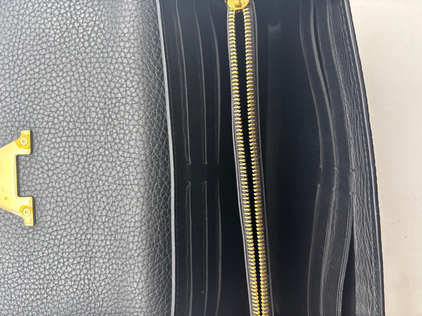 Louis Vuitton - Capucines Wallet - Cowhide leather - Black with Gold-Tone Hardware - (Large)