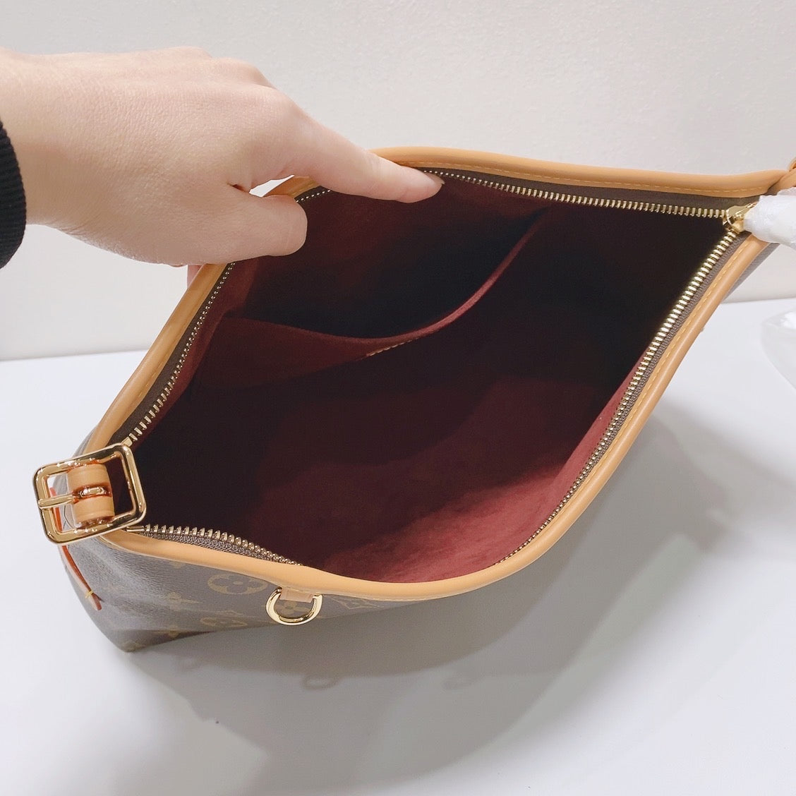 Louis Vuitton - Carryall East West - Synthetic - Brown - (small)