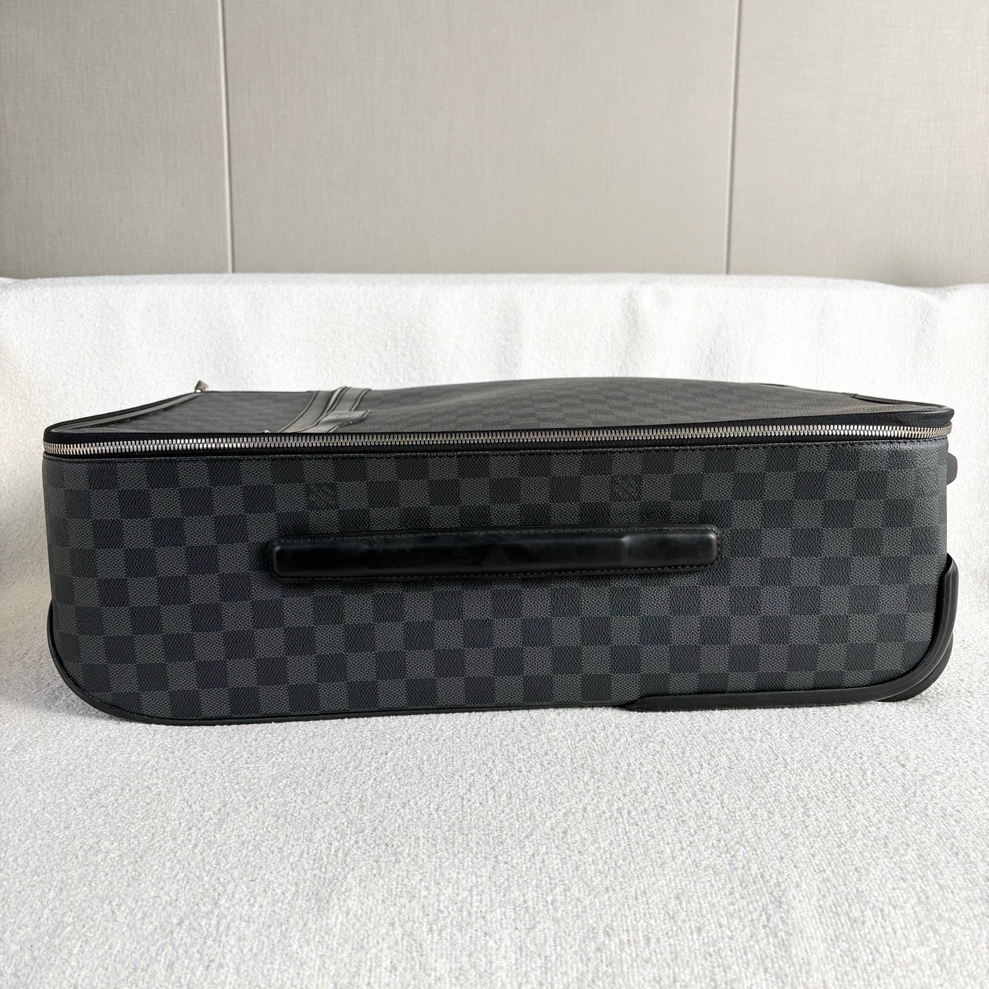 Louis Vuitton - Damier Graphite Rolling Suitcase - Coated Canvas - Black - (large)