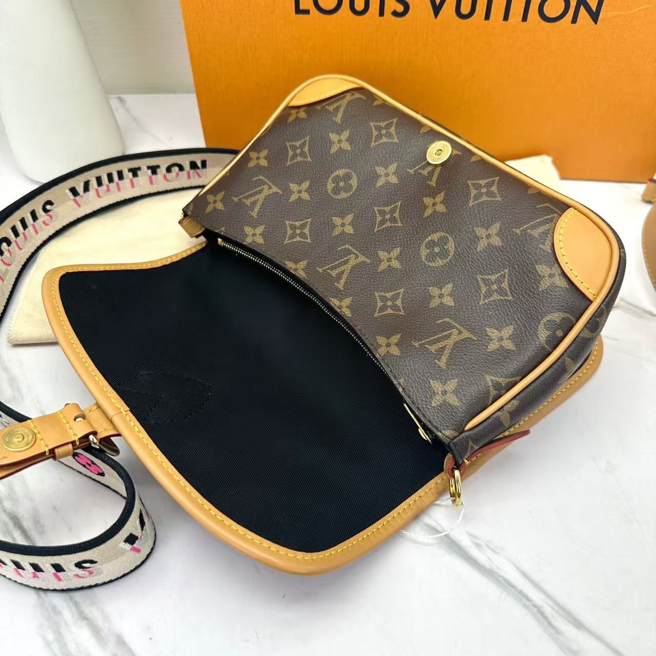 Louis Vuitton - Diane - Monogram coated canvas with natural Vachetta leather trim - Brown - (medium)
