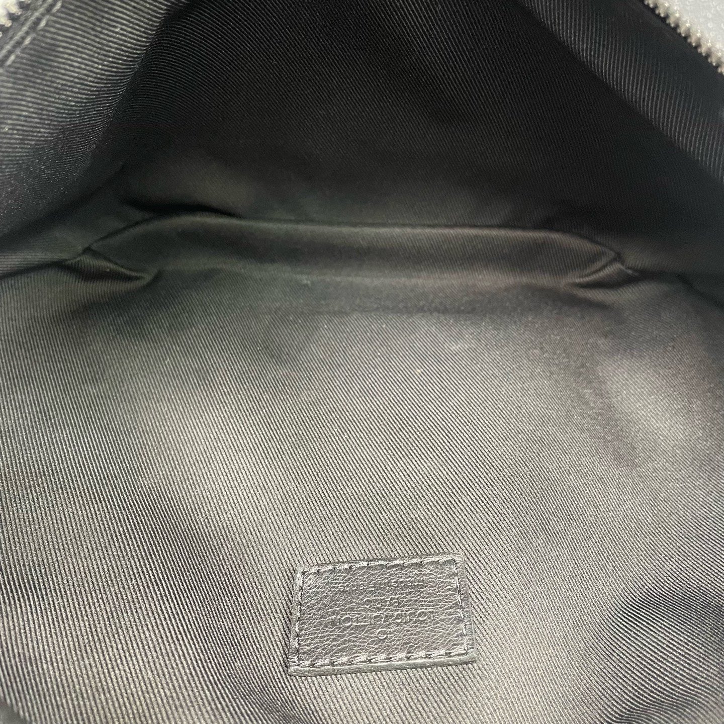 Louis Vuitton - Discovery Bumbag - Full embossed leather - Black - (medium)