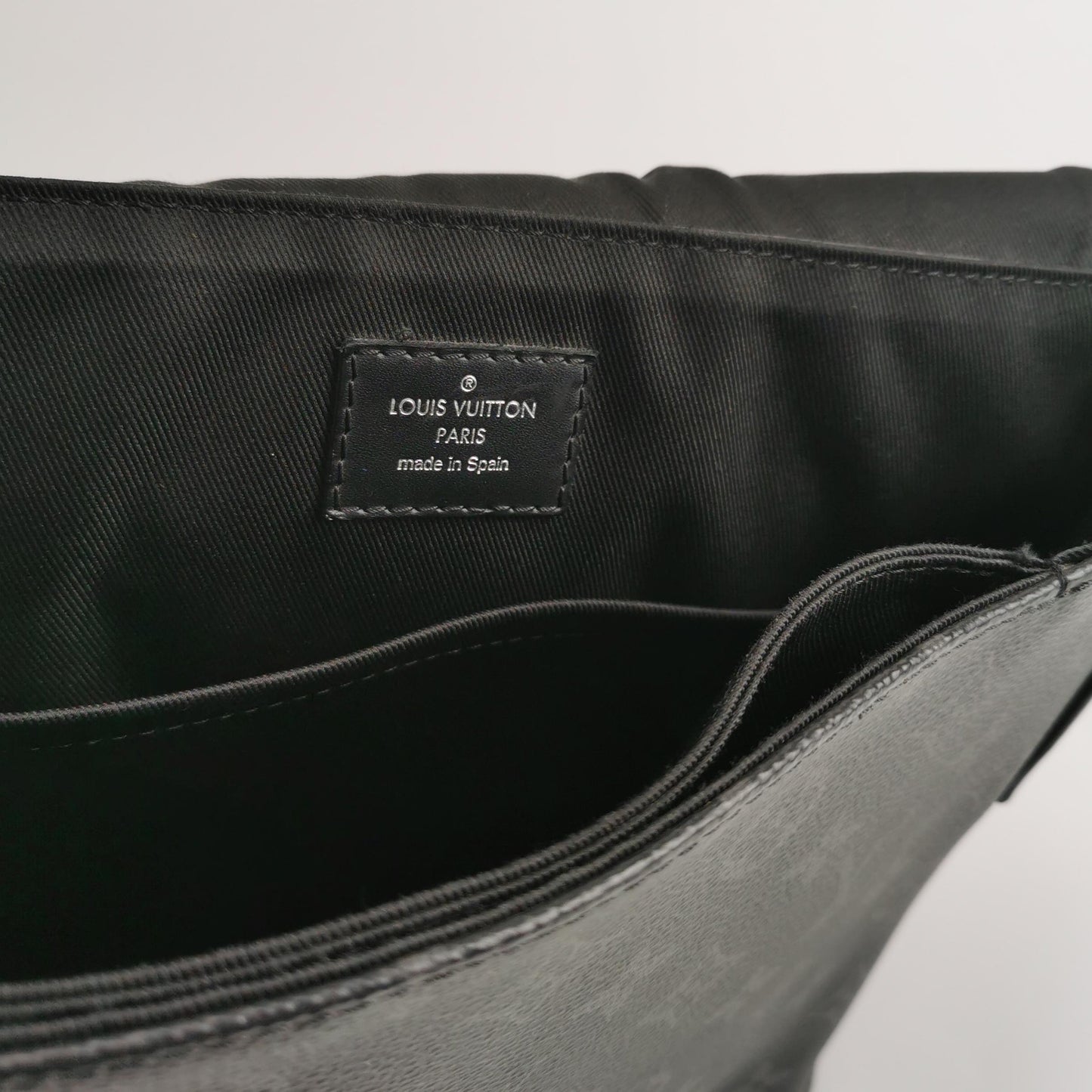 Louis Vuitton - District - Leather - Black
