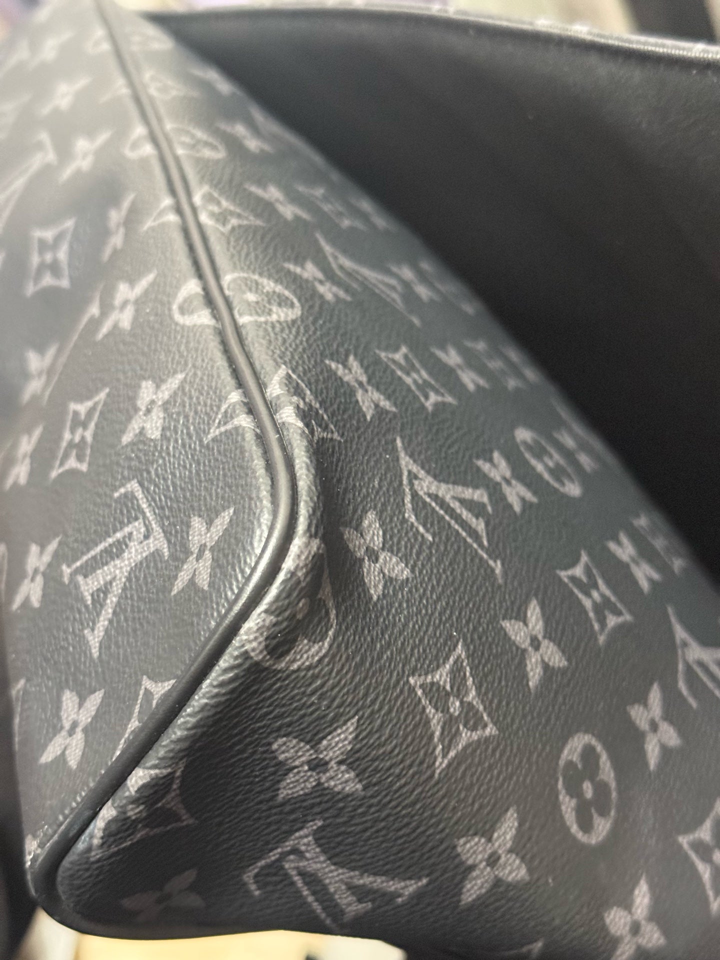 Louis Vuitton - District - Leather - Black - (medium)