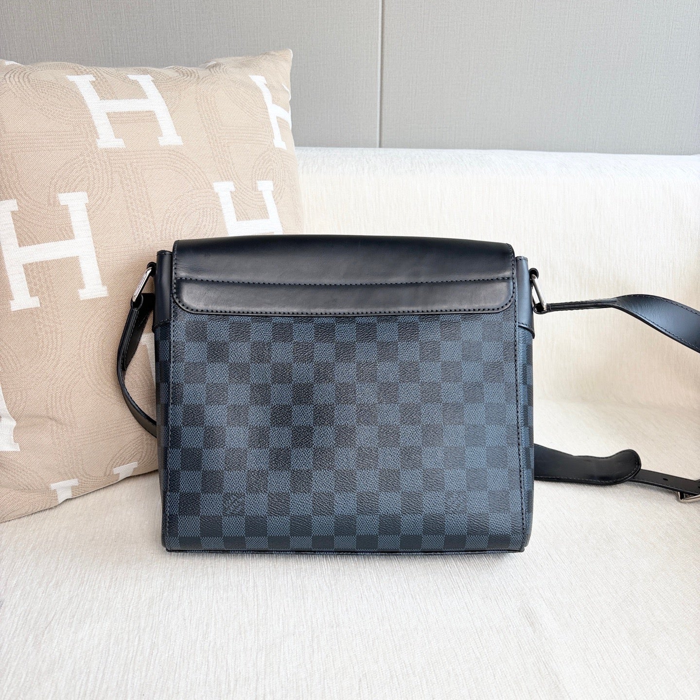 Louis Vuitton - District - Leather - Multicolour - (medium)