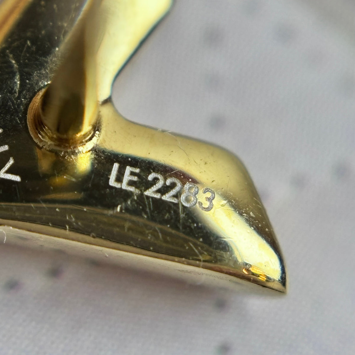 Louis Vuitton - Essential V - Brass with a gold-tone finish - Gold - (small)