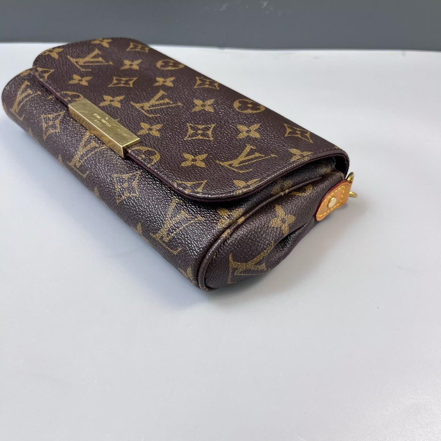 Louis Vuitton - Favorite - Monogram canvas with Vachetta leather trim - Brown - (Small)