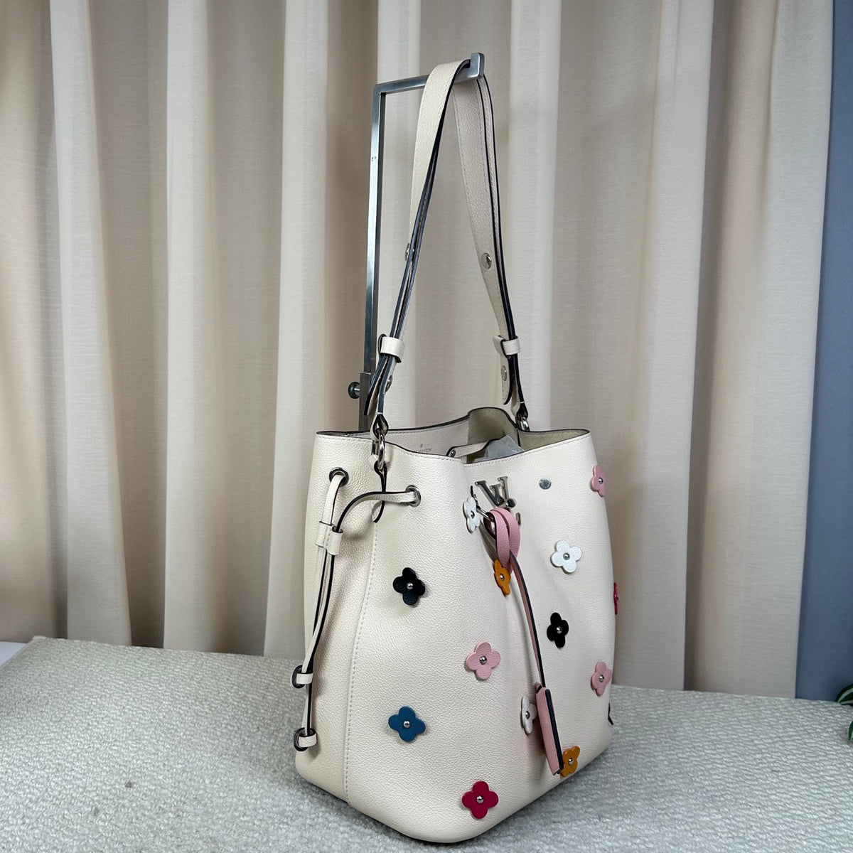 Louis Vuitton - LockMe - Leather - White