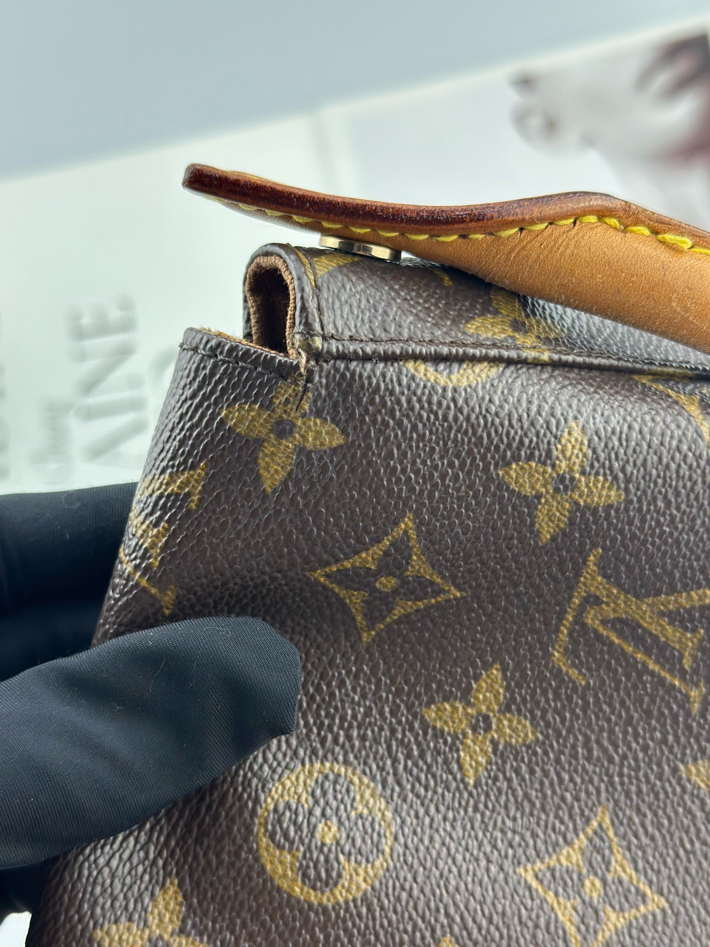 Louis Vuitton - Looping Small - Monogram coated canvas with Vachetta leather trim - Brown - (Small)