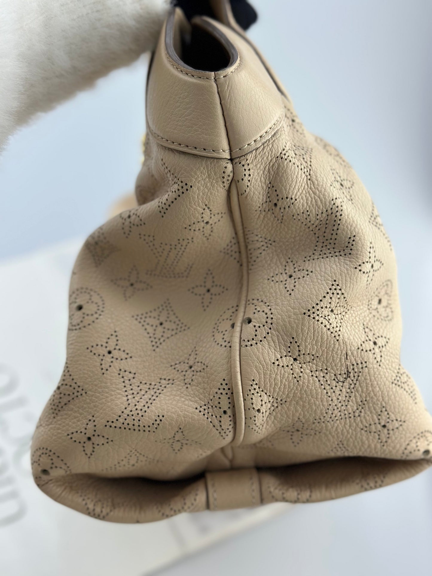 Louis Vuitton - Mahina Perforated Tote - Grained leather - Beige - (Other)