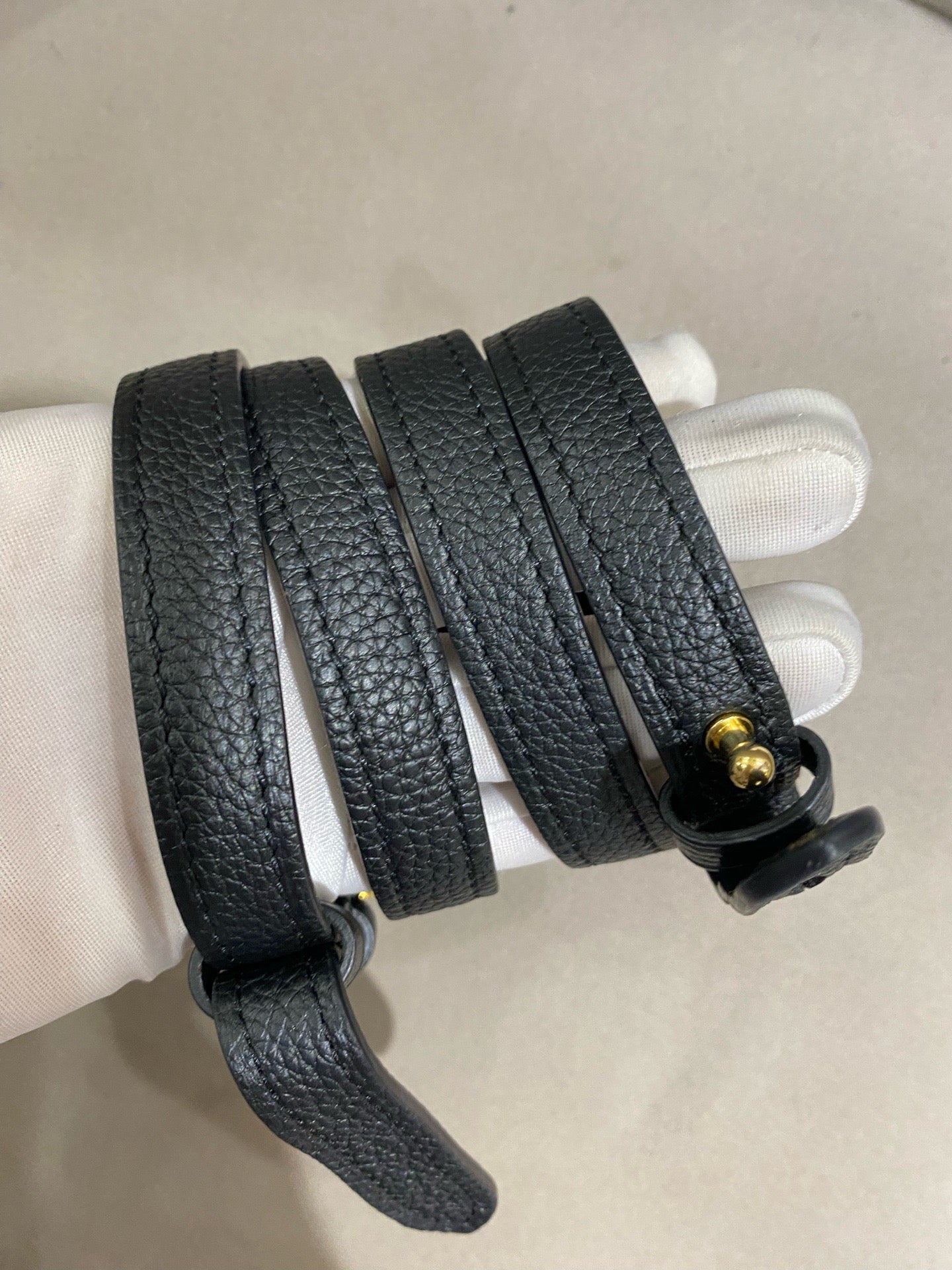 Louis Vuitton - Mila - Embossed cowhide leather - Black - (medium)