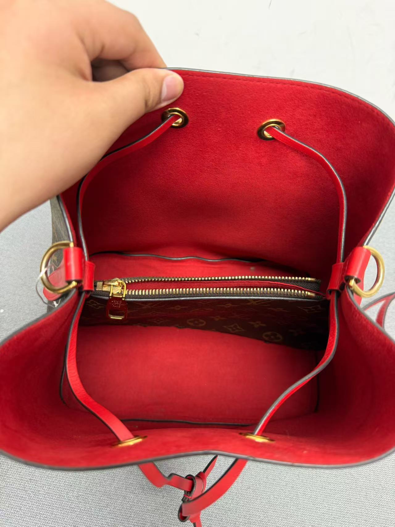 Louis Vuitton - Neonoe - Monogram coated canvas with leather trim - Brown with Red accents - (medium)