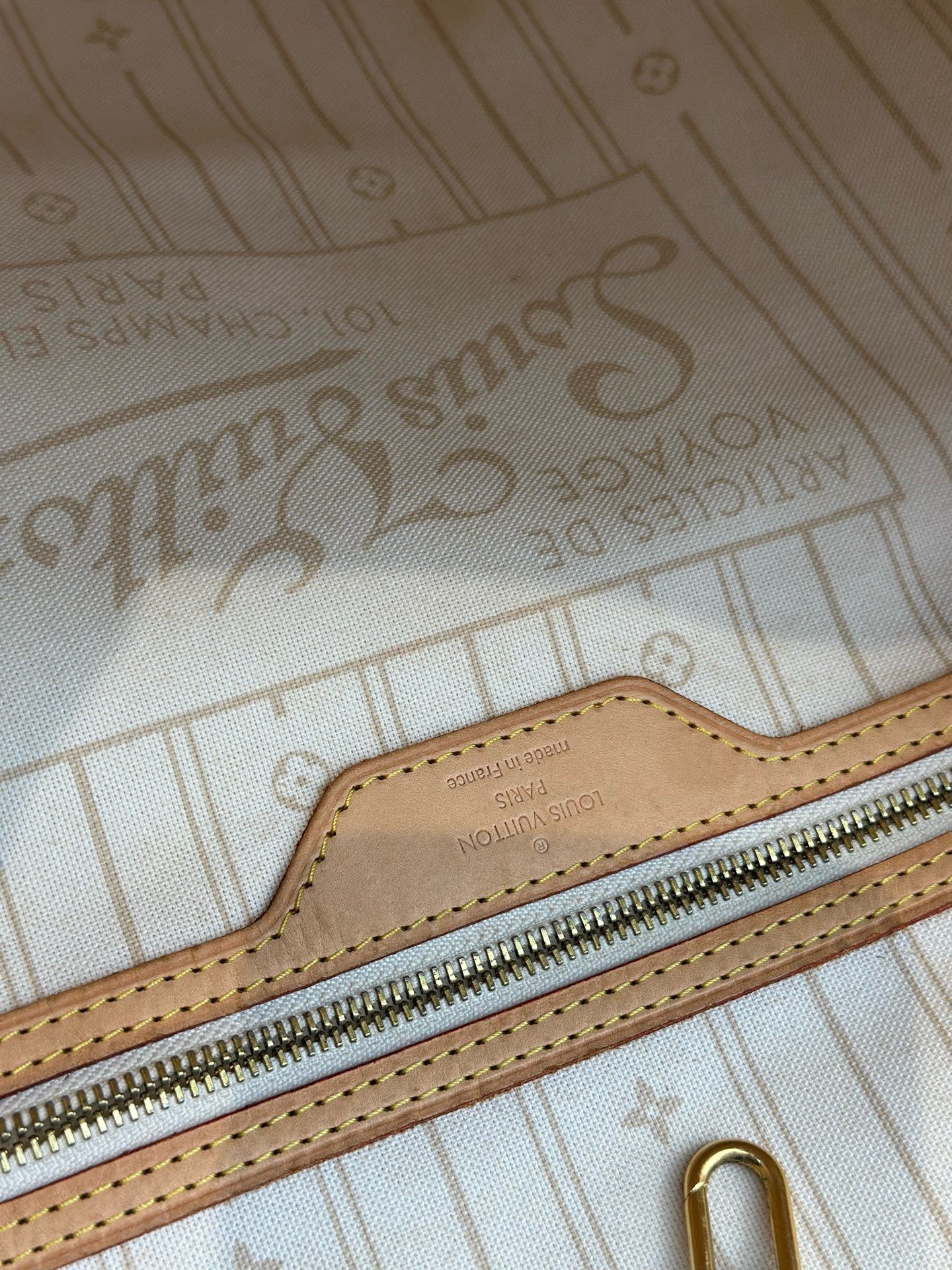 Louis Vuitton - Neverfull GM - Damier Azur coated canvas with natural cowhide leather trim - White and Beige with natural tan accents - (Large)