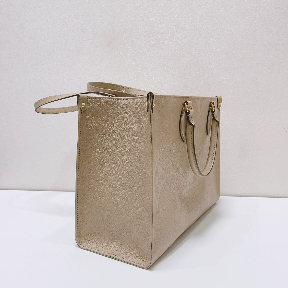 Louis Vuitton - OnTheGo MM - Embossed Monogram Giant Leather - Elephant Grey - (Medium)