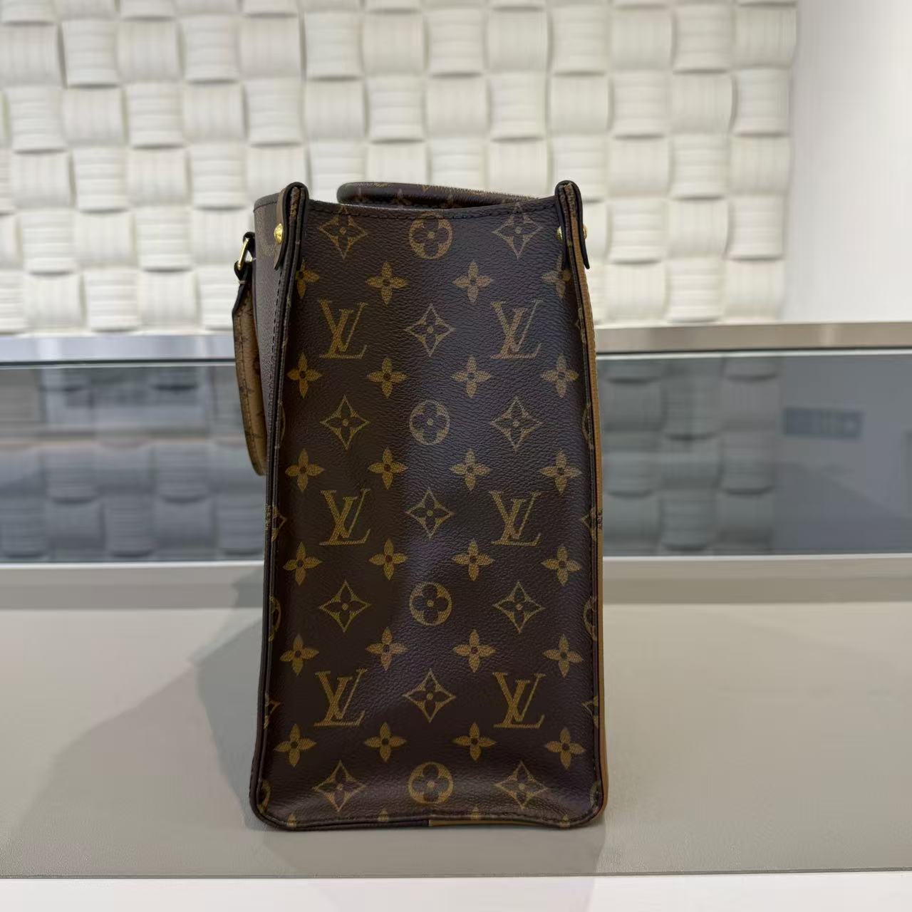 Louis Vuitton - Onthego MM - Monogram coated canvas with leather trim - Brown - (medium)