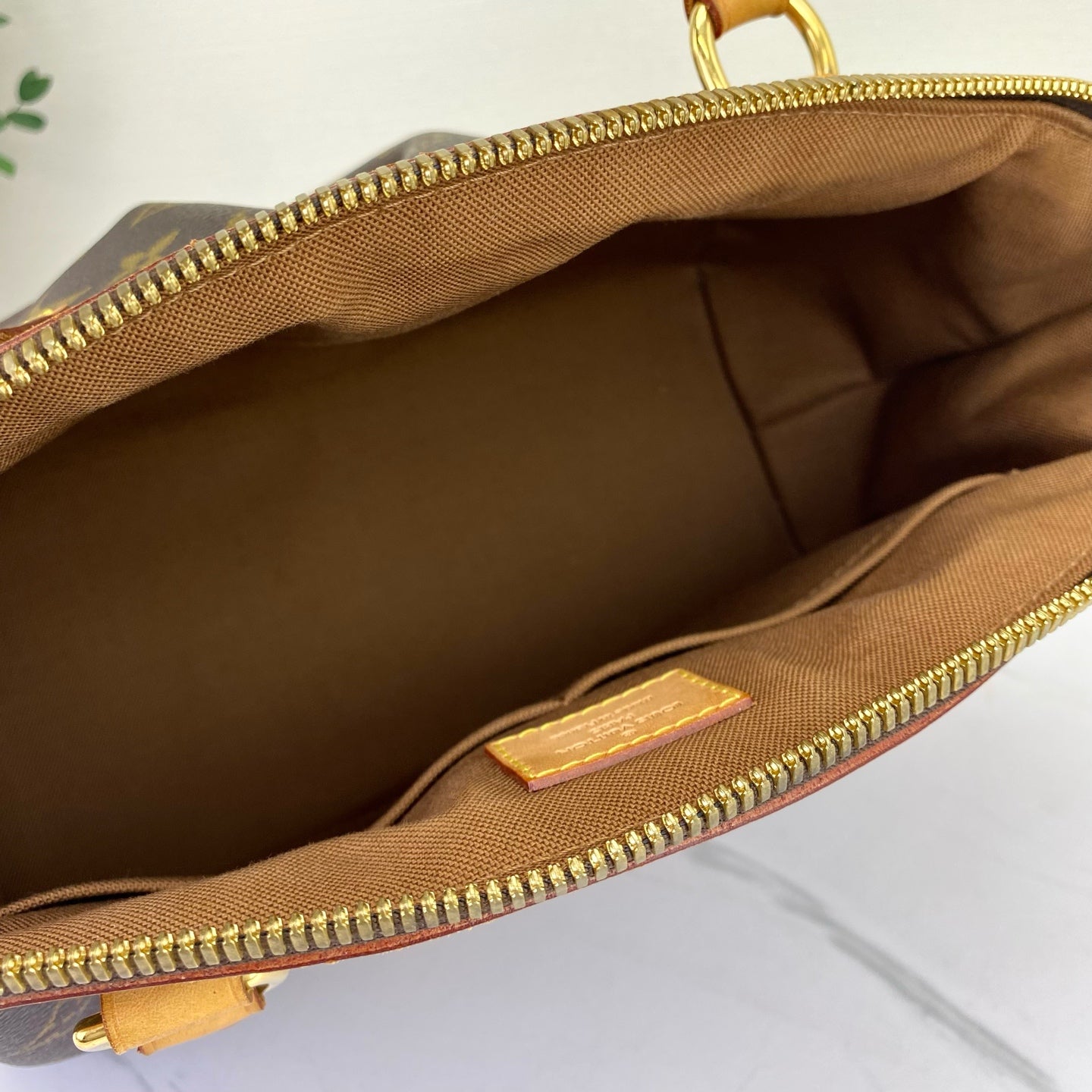 Louis Vuitton - Other - Leather - Brown - (medium)