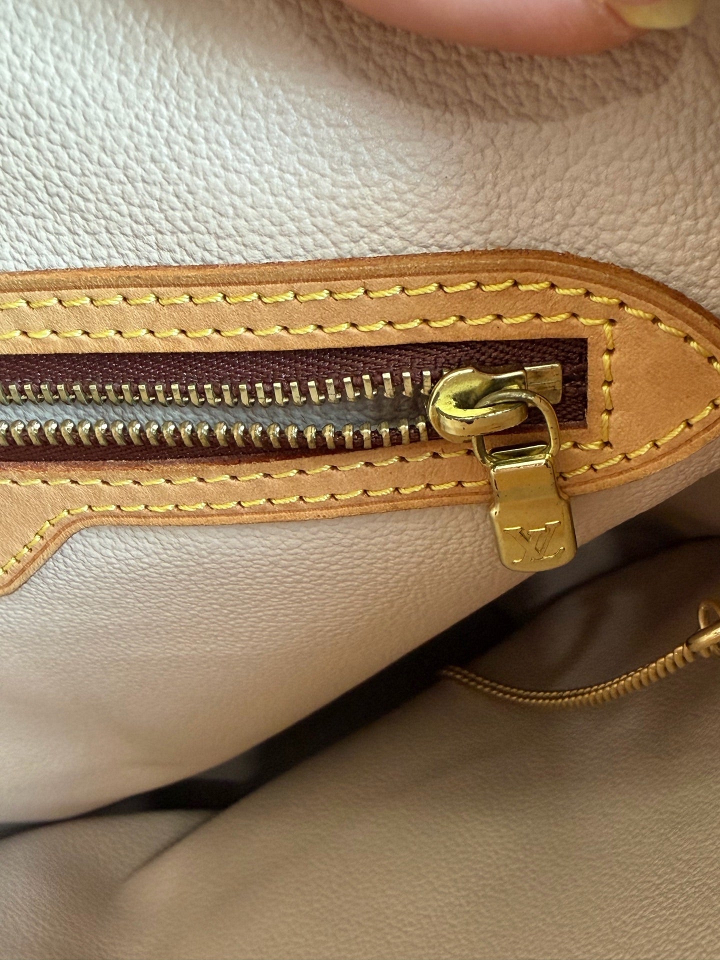 Louis Vuitton - Other - Leather - Brown - (medium)