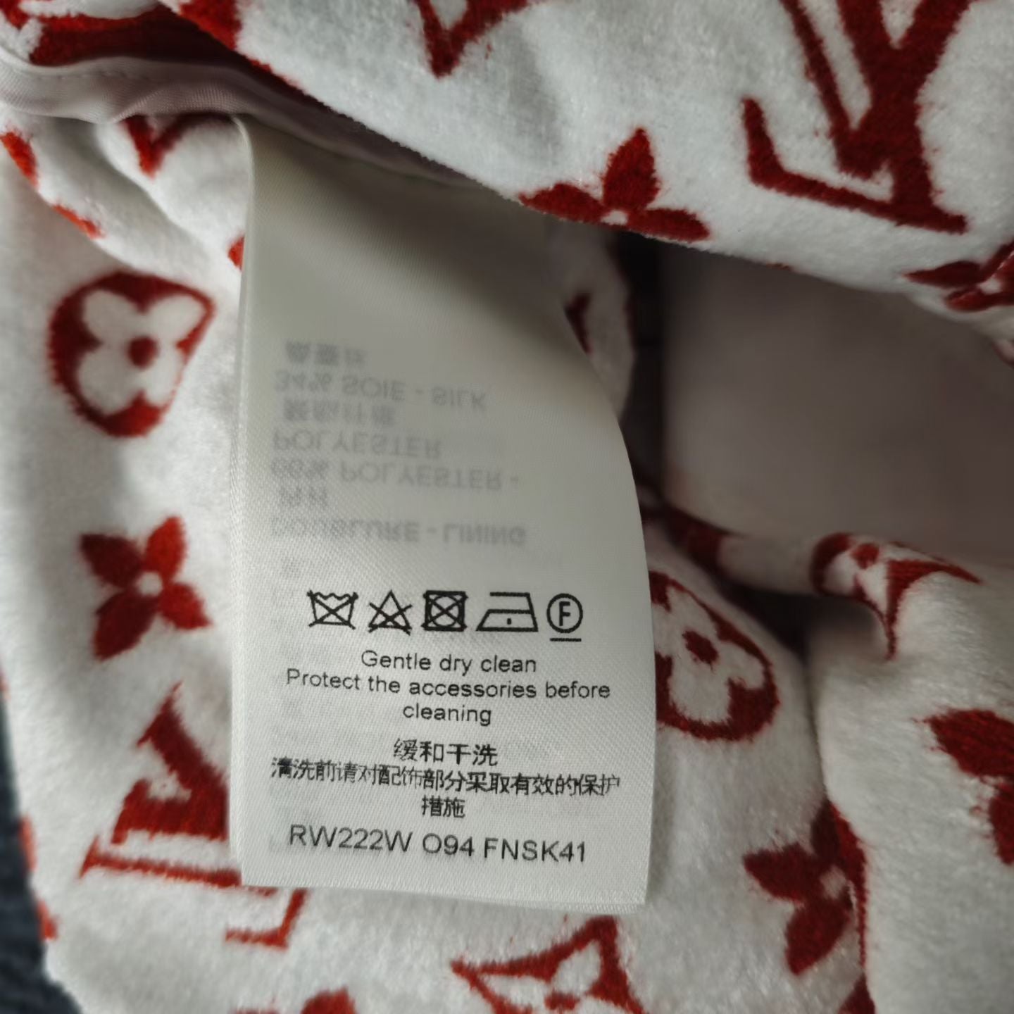 Louis Vuitton - Other - Silk - Red - (34)