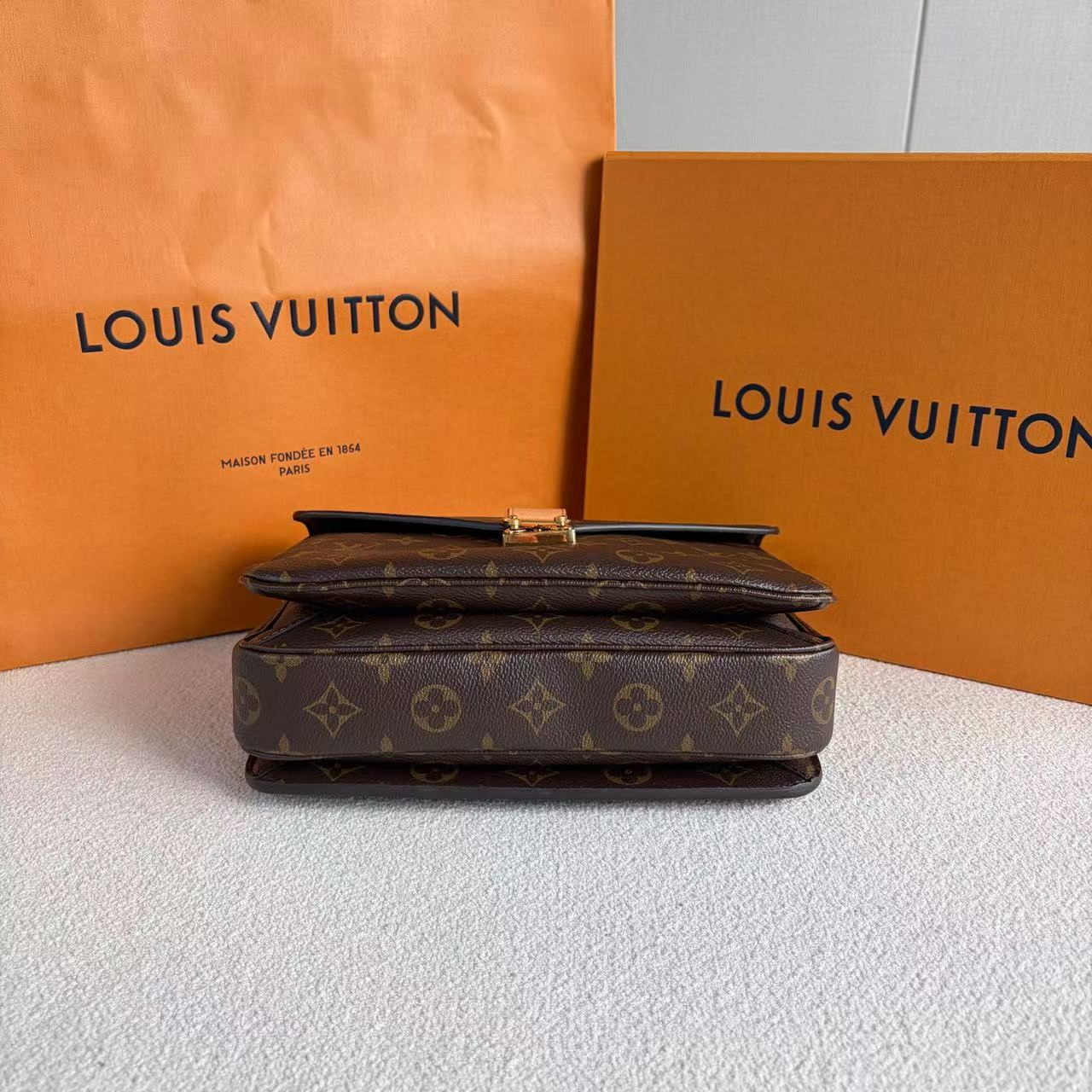 Louis Vuitton - Pochette Metis - Monogram coated canvas with vachetta leather trim - Brown - (Medium)