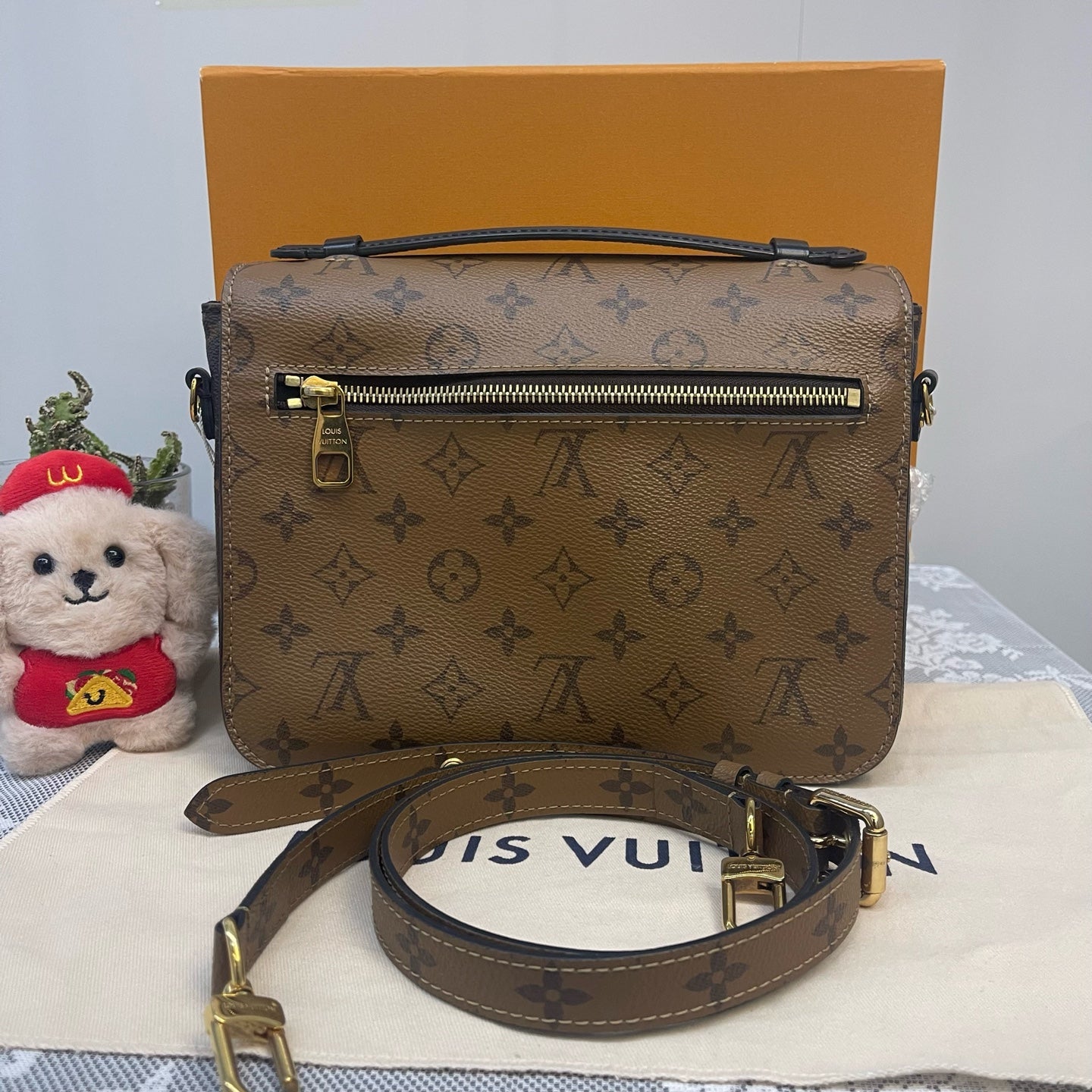Louis Vuitton - Pochette Métis Monogram Reverse - Monogram coated canvas with leather trim - Brown and Tan with Black trim and Gold-Tone Hardware - (Small)