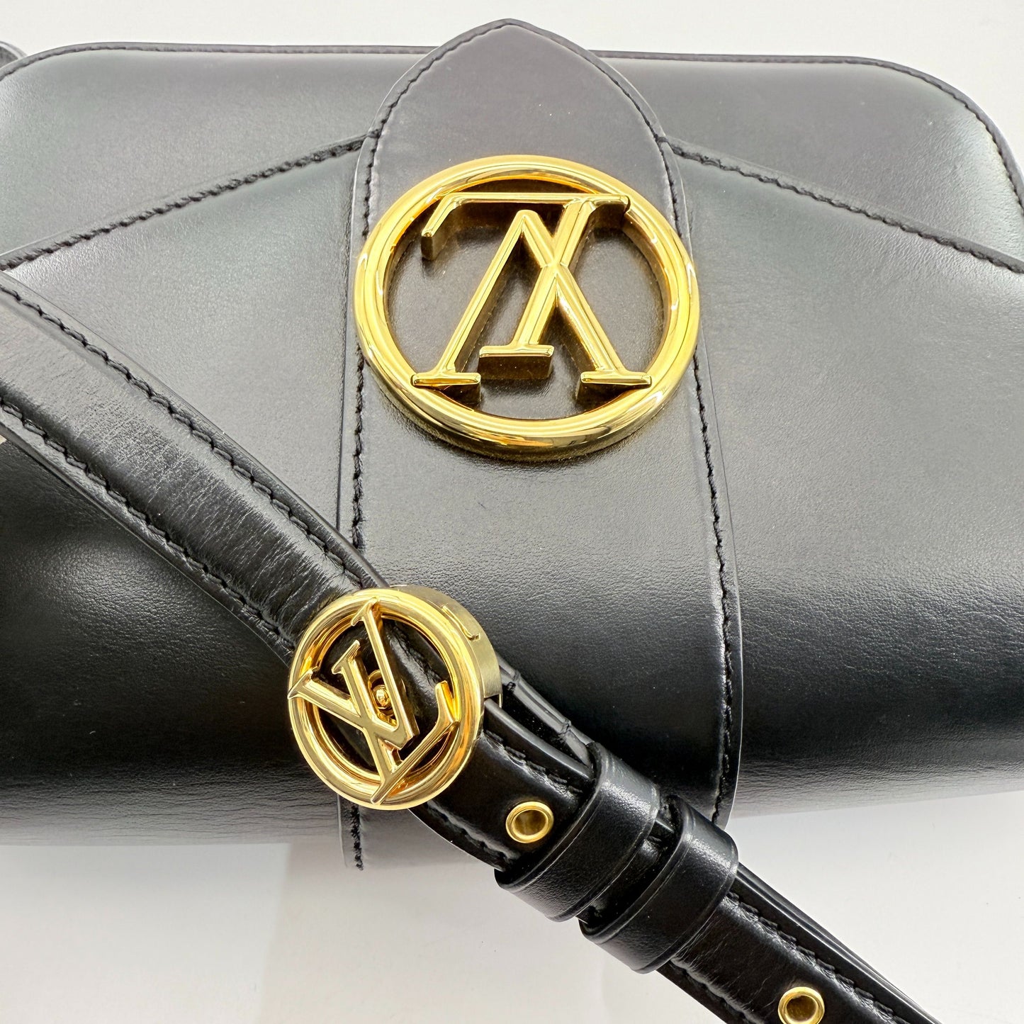 Louis Vuitton - Pont 9 - Leather - Black - (medium)