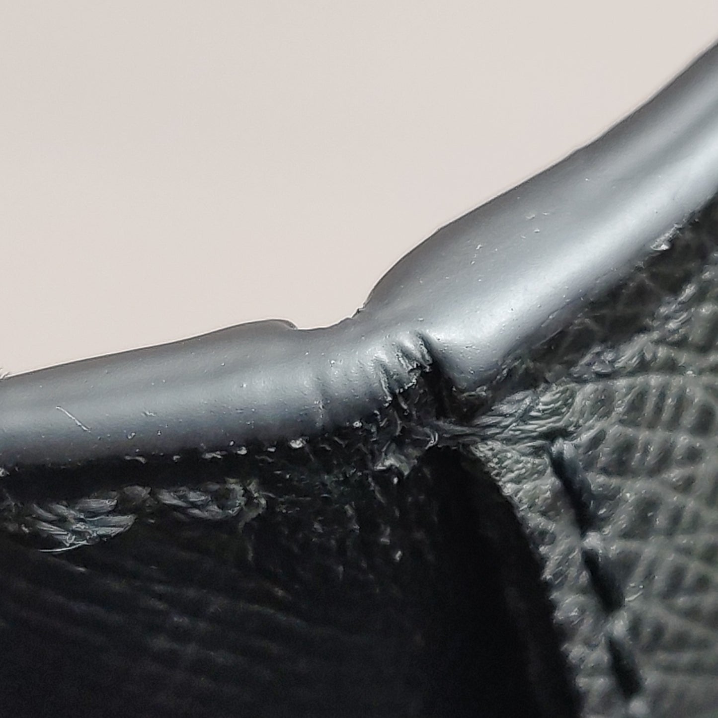 Louis Vuitton - Robusto - Leather - Black - (large)