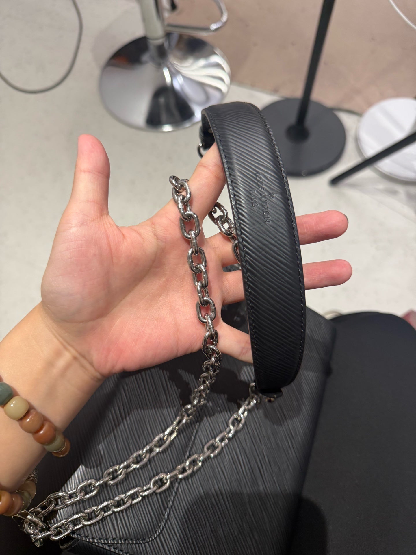 Louis Vuitton - Twist - Leather - Black - (medium)