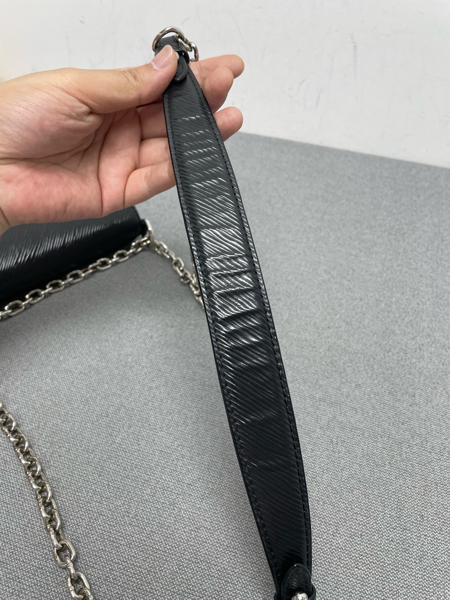 Louis Vuitton - Twist - Leather - Black - (small)
