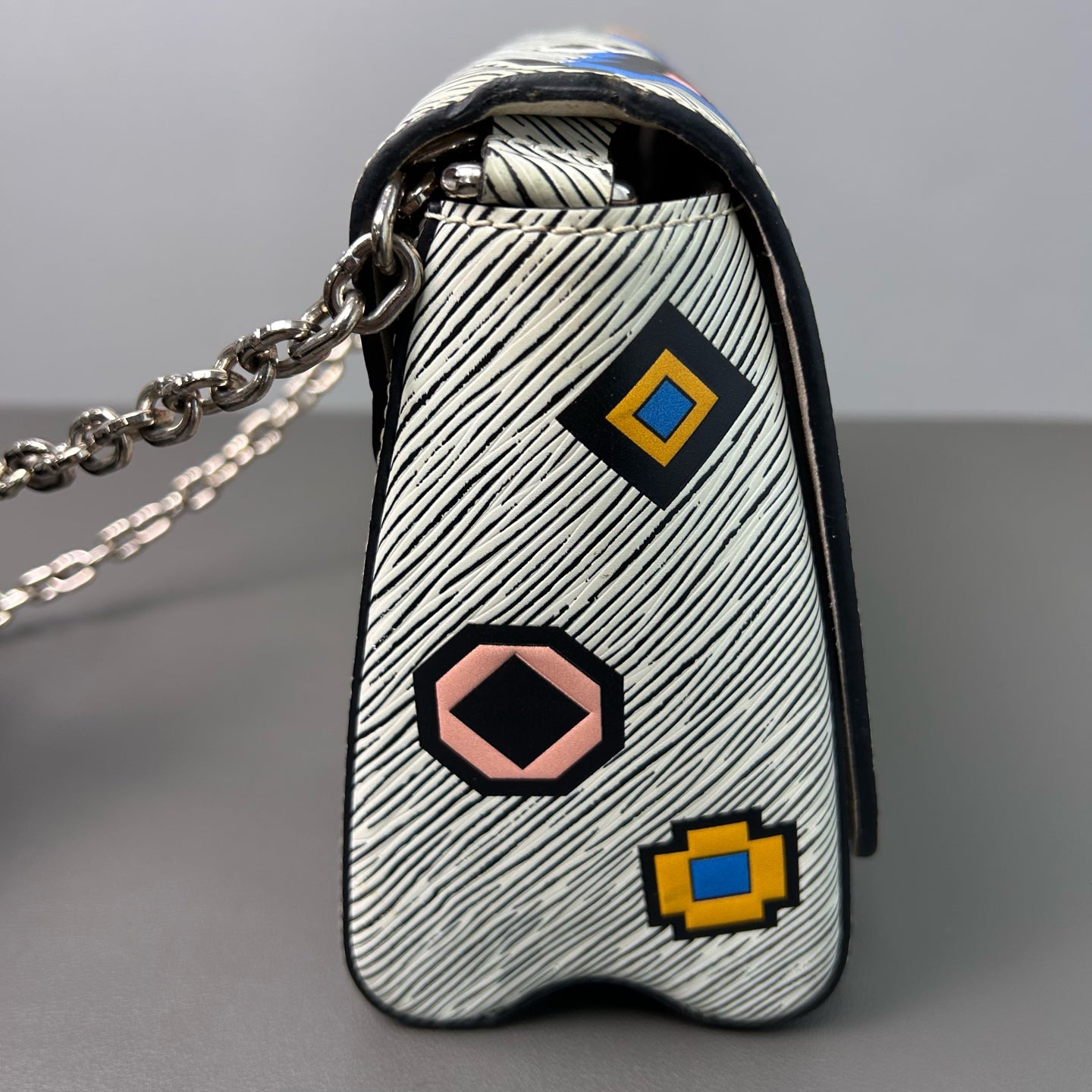 Louis Vuitton - Twist MM with Geometric Patches - Epi Leather - Grey and Multicolour - (Medium)