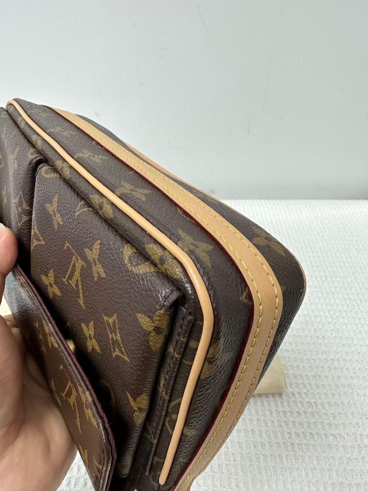 Louis Vuitton - Utility Crossbody - Monogram canvas with Vachetta leather trim - Brown - (Medium)