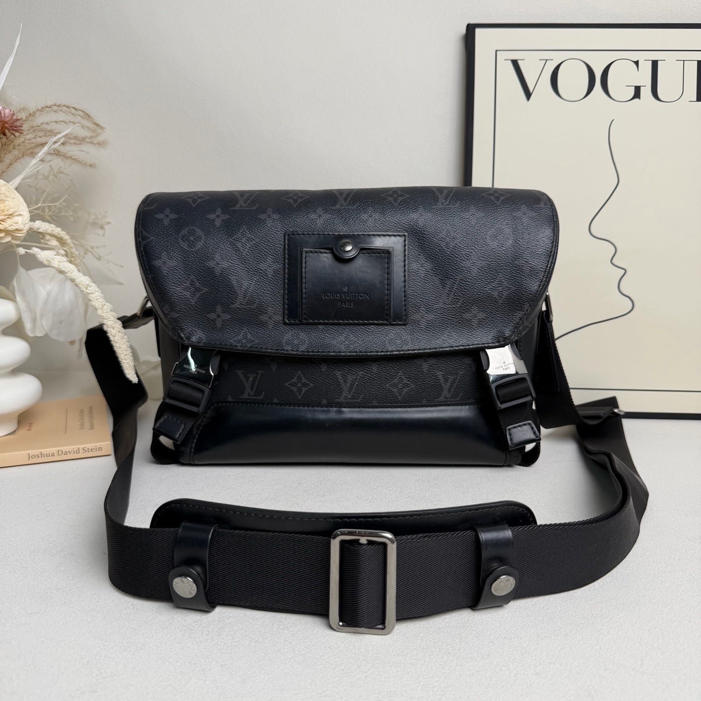 Louis Vuitton - Voyager Messenger - Leather - Black - (medium)