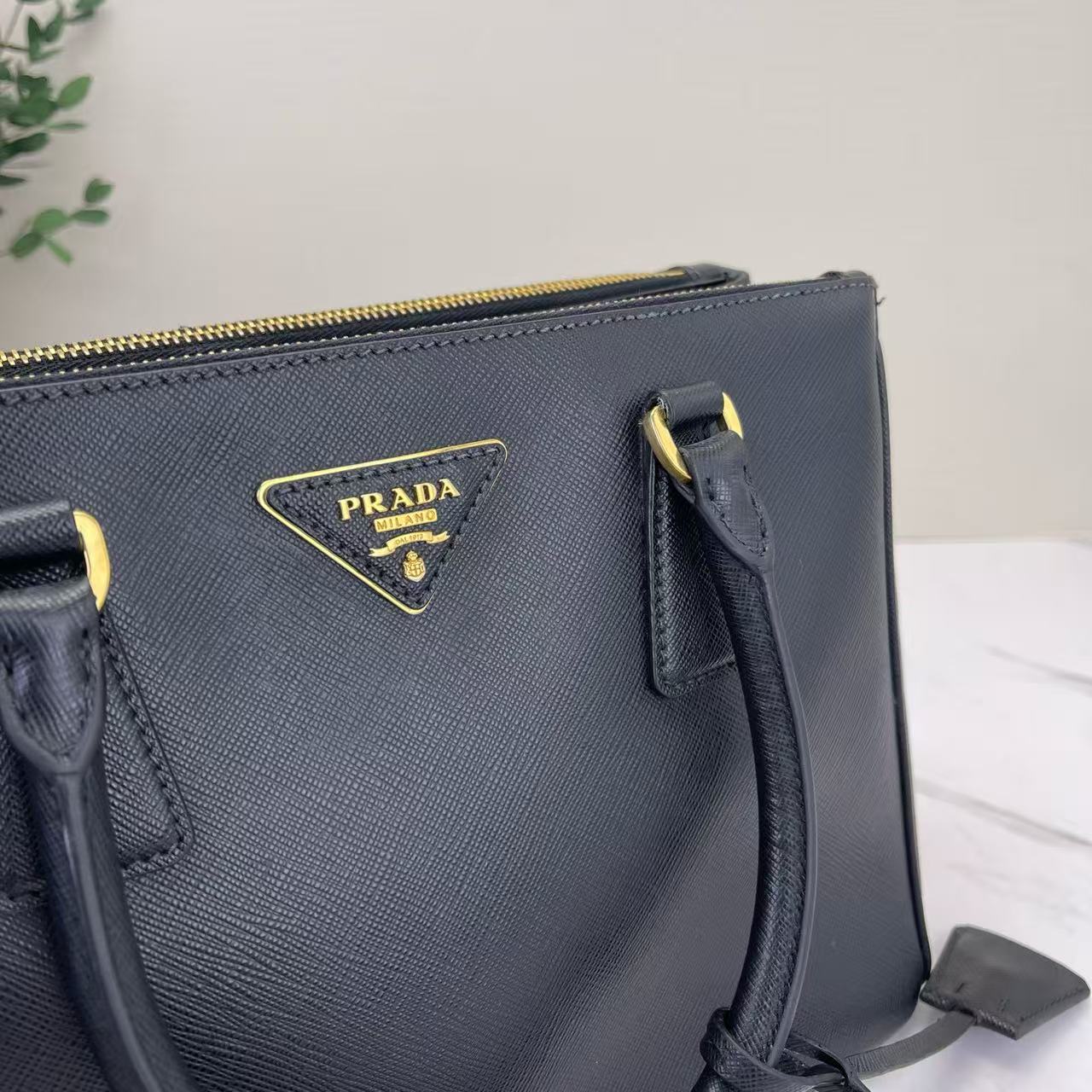 Prada - Galleria - Saffiano leather - Black with Gold-Tone Hardware - (Small)