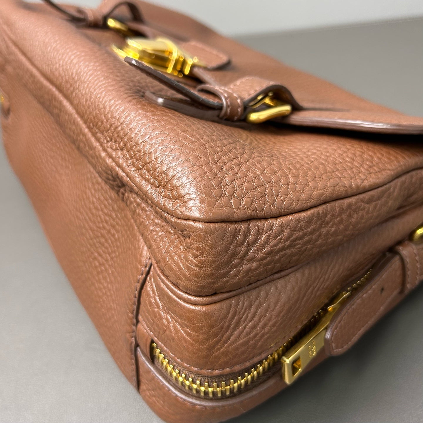 Prada - Messenger Satchel Bag - Grained leather - Brown - (Medium)